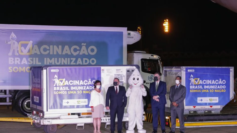 Neste sábado (23), Fiocruz inicia distribuição de vacina aos estados