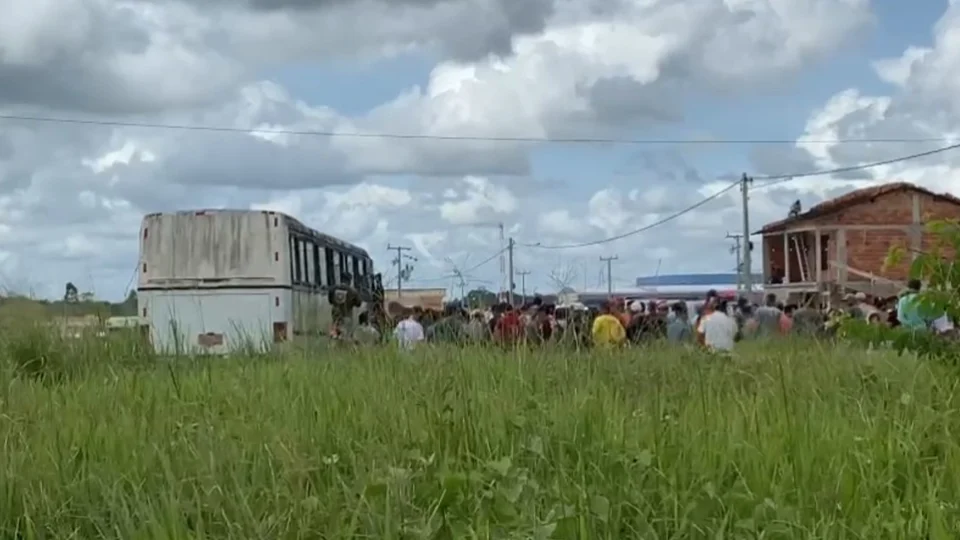 VEJA VÍDEOS! Três pessoas baleadas e amordaçadas são encontradas, ainda vivas e agonizando, em ônibus abandonado