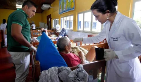 Idosos e 230 funcionários da Fundação Doutor Thomas  serão vacinados nesta terça-feira (26)