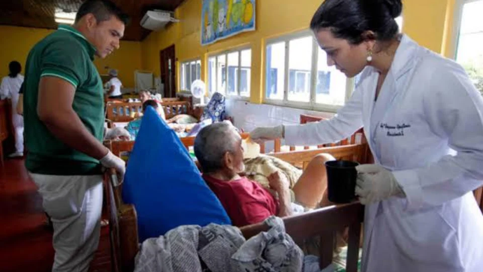 Idosos e 230 funcionários da Fundação Doutor Thomas  serão vacinados nesta terça-feira (26)