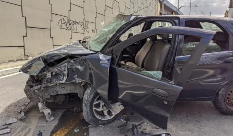 Homem colide carro em poste e deixa esposa gravemente ferida