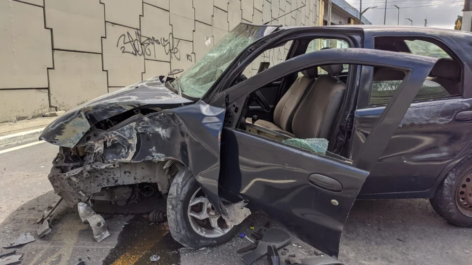 Homem colide carro em poste e deixa esposa gravemente ferida