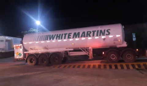 Carga extra de 50 mil metros cúbicos de oxigênio desembarca em Manaus para abastecer hospitais