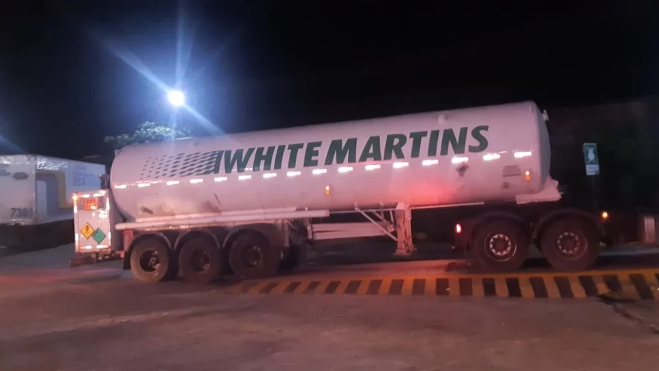 Carga extra de 50 mil metros cúbicos de oxigênio desembarca em Manaus para abastecer hospitais