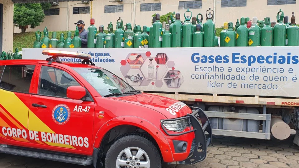 Governo do AM envia 150 cilindros de oxigênio para unidades de saúde em Manaus e no interior