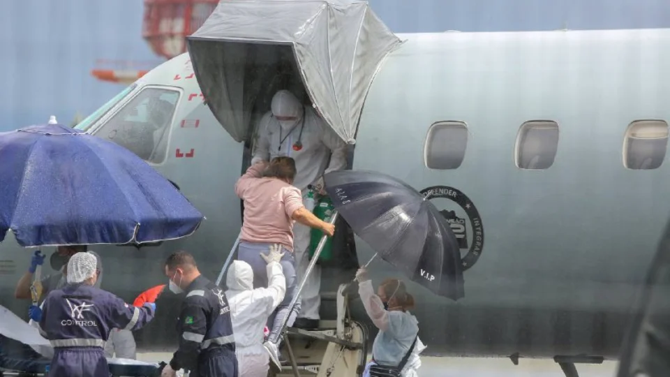 Mais 16 pacientes de Manaus com Covid-19 são transferidos para Maceió