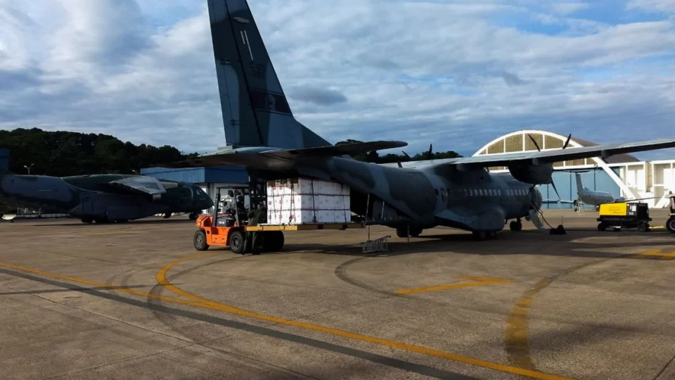 Aviões da FAB iniciam distribuição de vacinas aos estados; Veja o número de doses para cada região