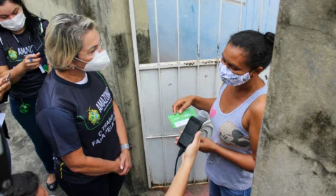 Diarista do Aleixo é a primeira chefa de família a receber o Auxílio Estadual