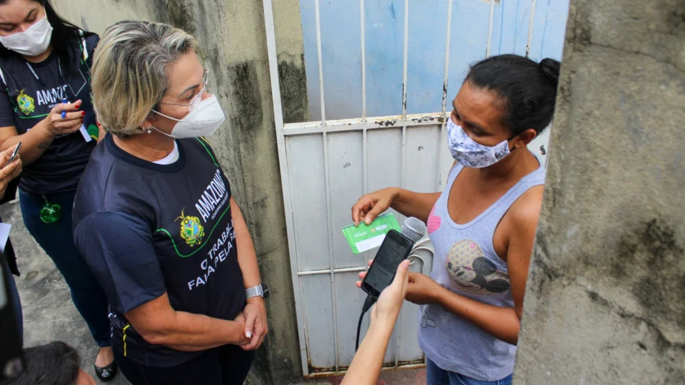 Diarista do Aleixo é a primeira chefa de família a receber o Auxílio Estadual