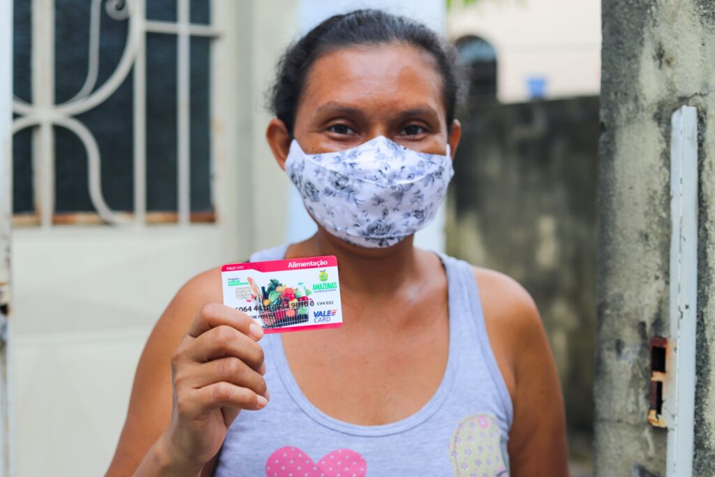 Diarista do Aleixo é a primeira chefa de família a receber o Auxílio Estadual.
