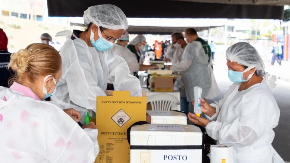 Novo recorde de vacinados e queda no número de sepultamentos é comemorada em Manaus