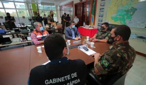 Wilson Lima se reúne com comandante do CMA para alinhar plano de aceleração da vacinação contra Covid-19 para pessoas acima dos 50 anos