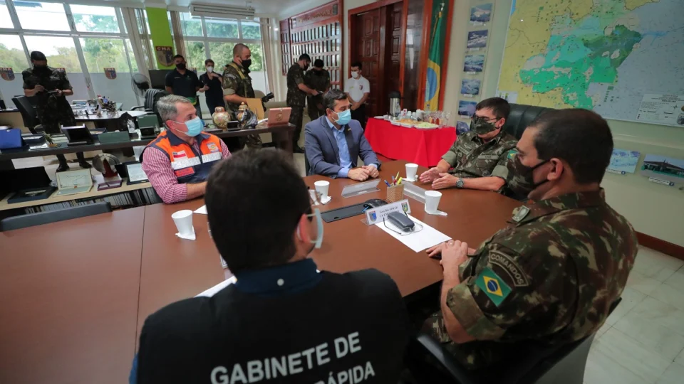 Wilson Lima se reúne com comandante do CMA para alinhar plano de aceleração da vacinação contra Covid-19 para pessoas acima dos 50 anos