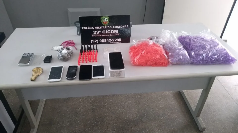 Dois adolescentes de 16 anos são apreendidos pela PM por posse e venda de drogas no Parque 10