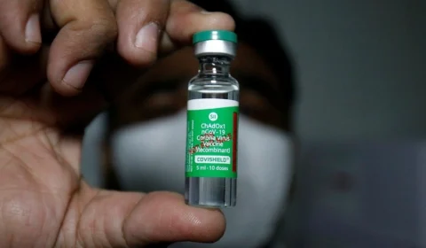 IFA: primeiro lote de insumo que permitirá produção de 2,8 milhões de doses da vacina da Fiocruz contra Covid-19 chega hoje ao Brasil