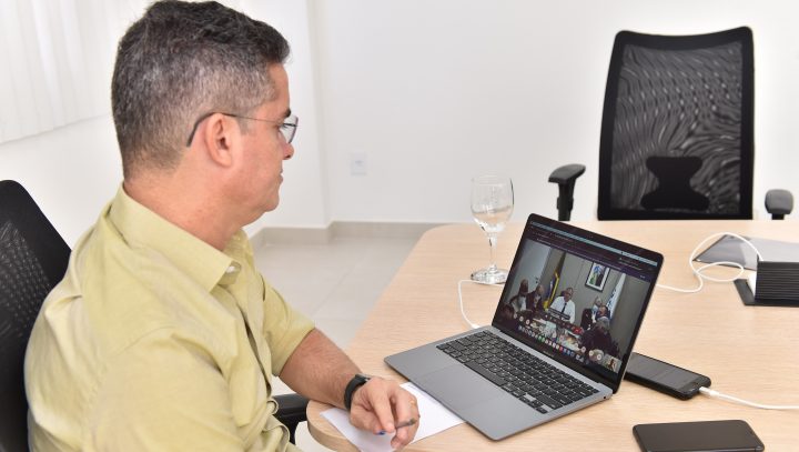 Ministro da saúde afirma que professores serão vacinados a partir de Março.