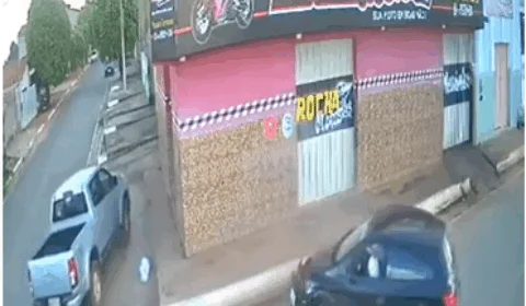 VEJA VÍDEO! Bebê é arremessado de carro e quase é atropelado em colisão entre veículos