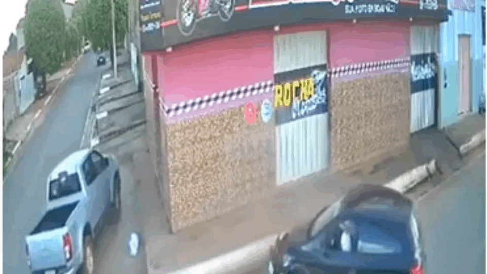VEJA VÍDEO! Bebê é arremessado de carro e quase é atropelado em colisão entre veículos