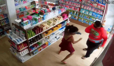 VEJA VÍDEO – Segurança de drogaria bate em criminosa que tentava furtar produtos do estabelecimento, no Morro da Liberdade