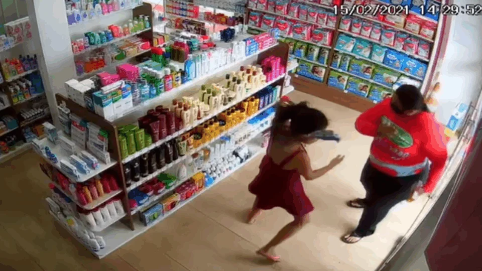 VEJA VÍDEO – Segurança de drogaria bate em criminosa que tentava furtar produtos do estabelecimento, no Morro da Liberdade