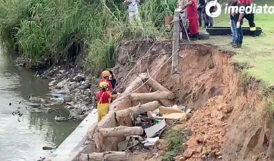 Cadáver é encontrado em igarapé no bairro Jorge Teixeira em Manaus.
