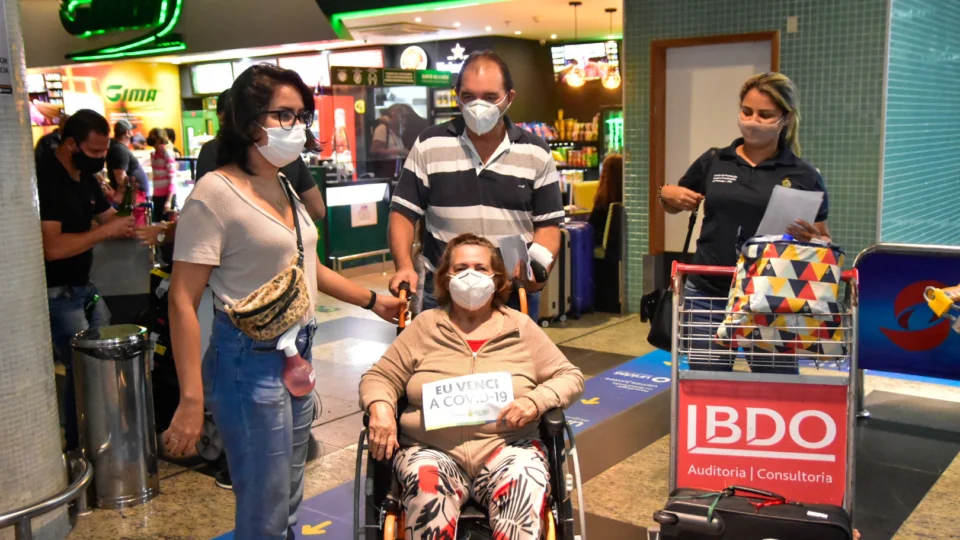 Mais quatro pacientes recuperados da Covid-19 retornaram a Manaus nesta terça-feira 09; “Vitória”