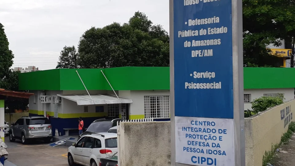 Homem é preso pela DECCI após agredir a própria mãe idosa, em Manaus