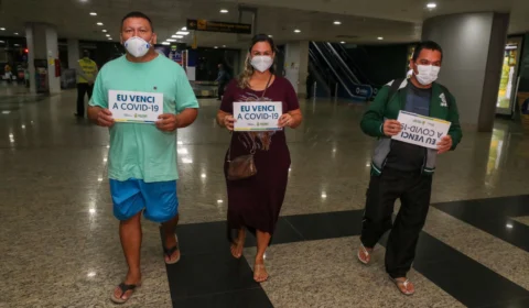 Recuperados da Covid-19 são recebidos com aplausos no Aeroporto Eduardo Gomes