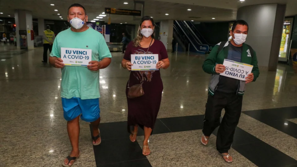 Recuperados da Covid-19 são recebidos com aplausos no Aeroporto Eduardo Gomes
