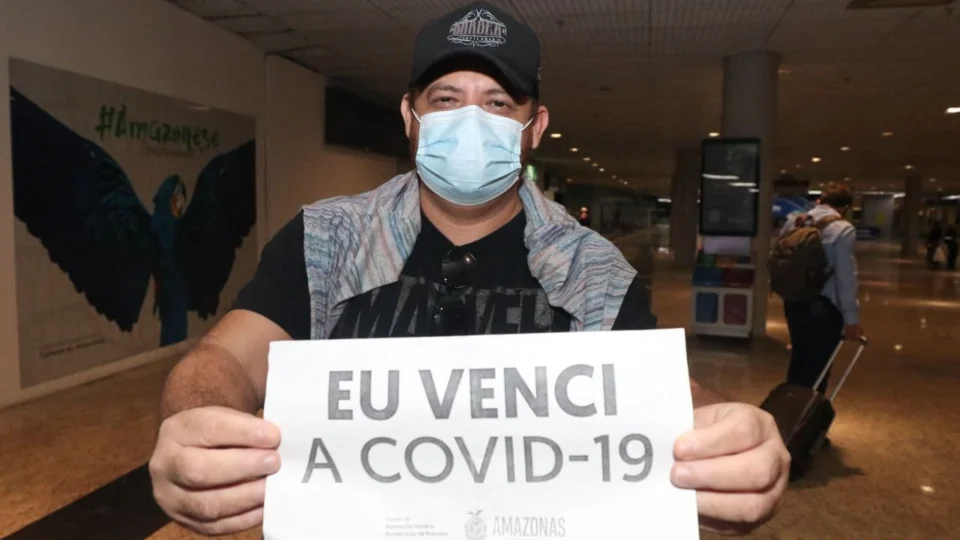 Pacientes recuperados da Covid-19 comemoram  retorno a Manaus; “É um sentimento de gratidão”