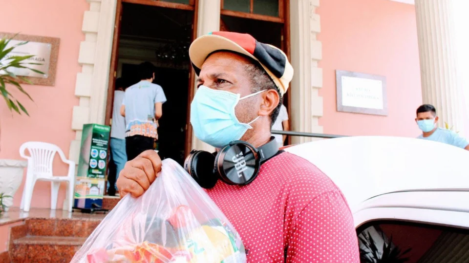 Classe artística do Amazonas recebe cestas básicas