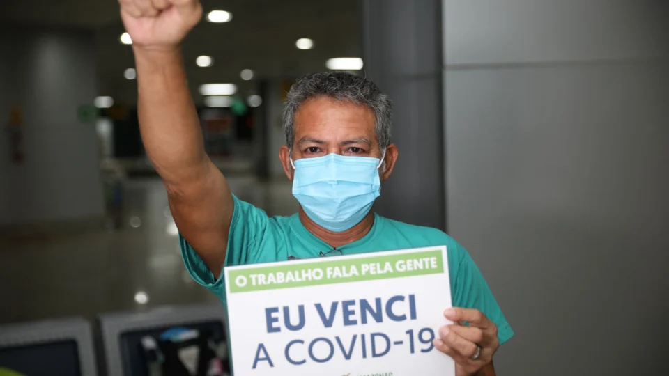 Emoção marca chegada de mais oito recuperados da Covid-19 a Manaus, na madrugada deste sábado (6)