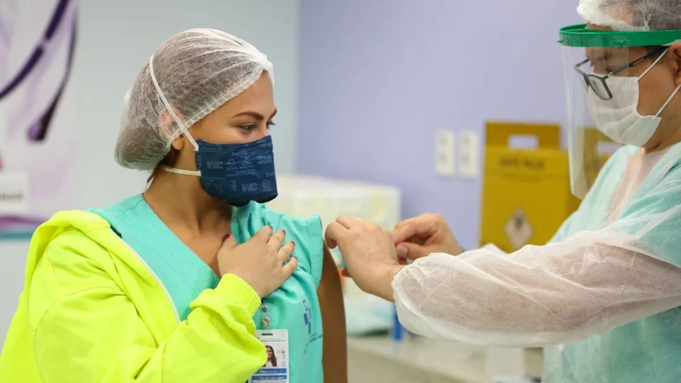 Campanha em Manaus está perto de 100 mil imunizados contra a Covid-19