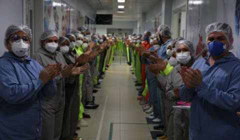 Profissionais de saúde do HPS Delphina Aziz formam mega corredor para comemorar mais de 4.500 altas médicas de vencedores da Covid-19