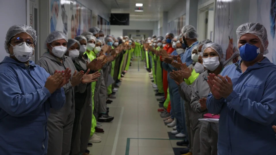 Profissionais de saúde do HPS Delphina Aziz formam mega corredor para comemorar mais de 4.500 altas médicas de vencedores da Covid-19