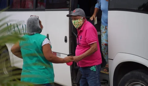 Distrito de Saúde Leste leva idosos com dificuldade de transporte para se vacinar contra a Covid-19