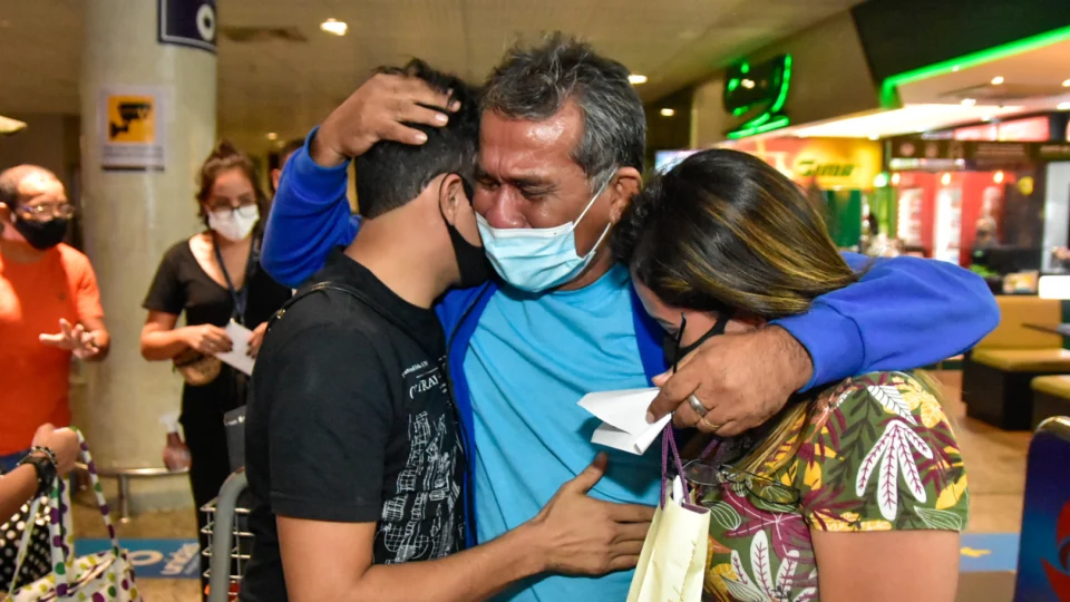Mais cinco pacientes recuperados da Covid-19 retornaram a Manaus nesta quinta-feira 11; “Gratidão”