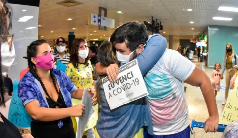 Sete pacientes recuperados retornam a Manaus após tratamento em outras cinco cidades