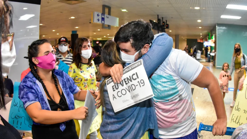 Sete pacientes recuperados retornam a Manaus após tratamento em outras cinco cidades