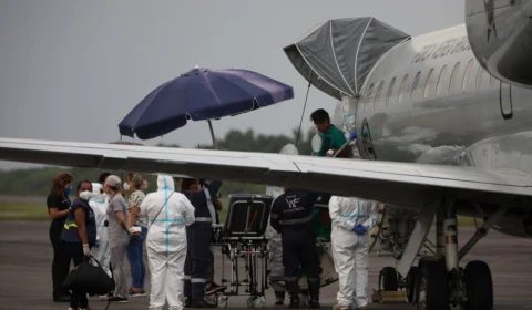 Mais nove pacientes com Covid-19 são transferidos de Parintins para Manaus