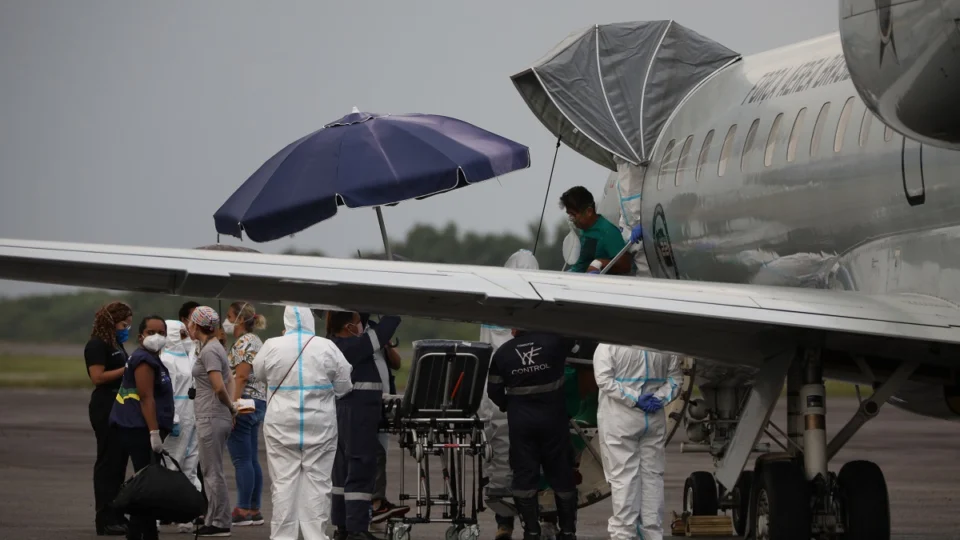Mais nove pacientes com Covid-19 são transferidos de Parintins para Manaus