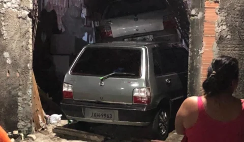 Vídeo mostra carro desgovernado atingindo residência