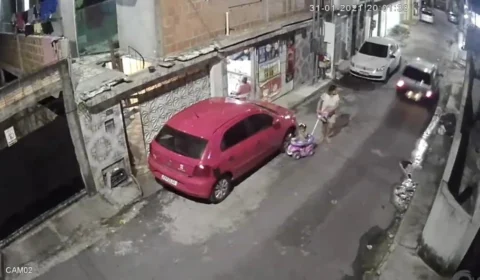 Carro desgovernado invade residência no Japiim; Veja vídeo!