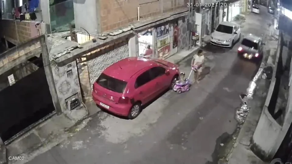 Carro desgovernado invade residência no Japiim; Veja vídeo!