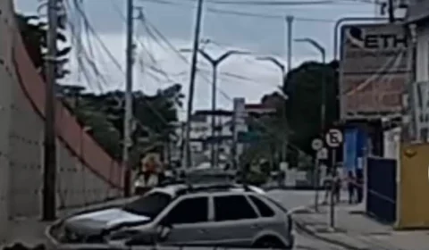 Carro derruba poste e deixa trânsito interditado na  Avenida Efigênio Salles; Veja vídeo!
