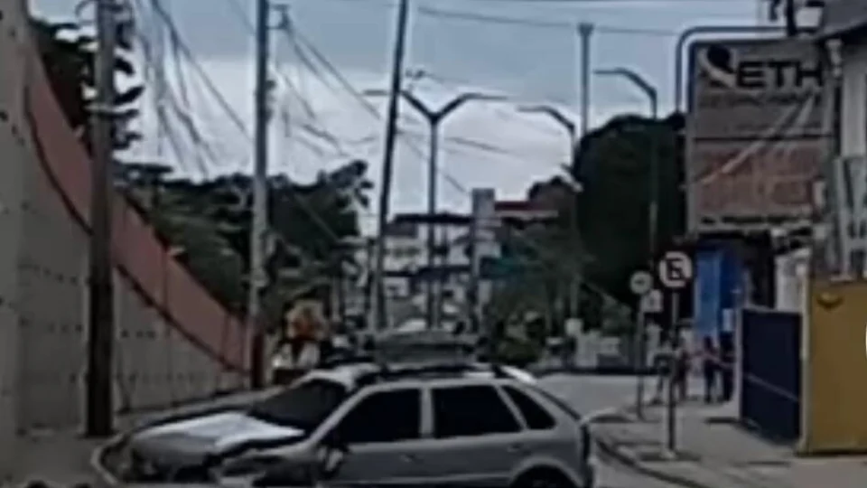 Veja vídeo- Carro arranca poste na Avenida  Efigênio Salles