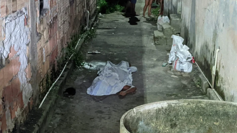 VEJA VÍDEO! Com tiro na cabeça, homem é assassinado no bairro Aleixo, zona Centro-Sul