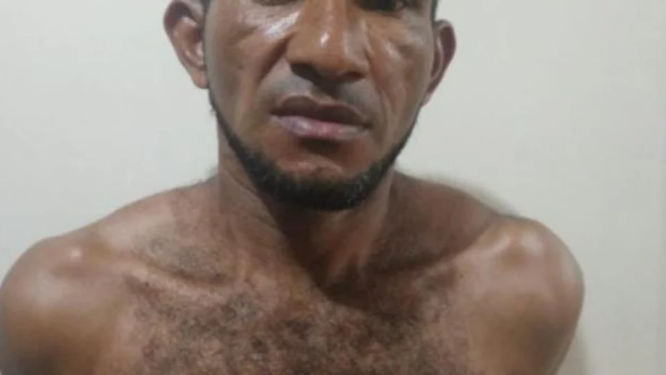 Homens armados invadem delegacia e executam suspeito de homicídio;Cenas fortes