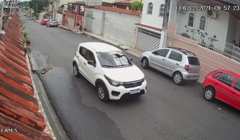 Vídeo mostra ocupantes de carro branco assaltando mulheres no bairro Dom Pedro