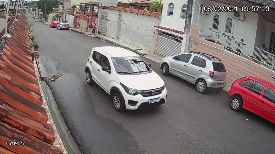 Vídeo mostra ocupantes de carro branco assaltando mulheres no bairro Dom Pedro